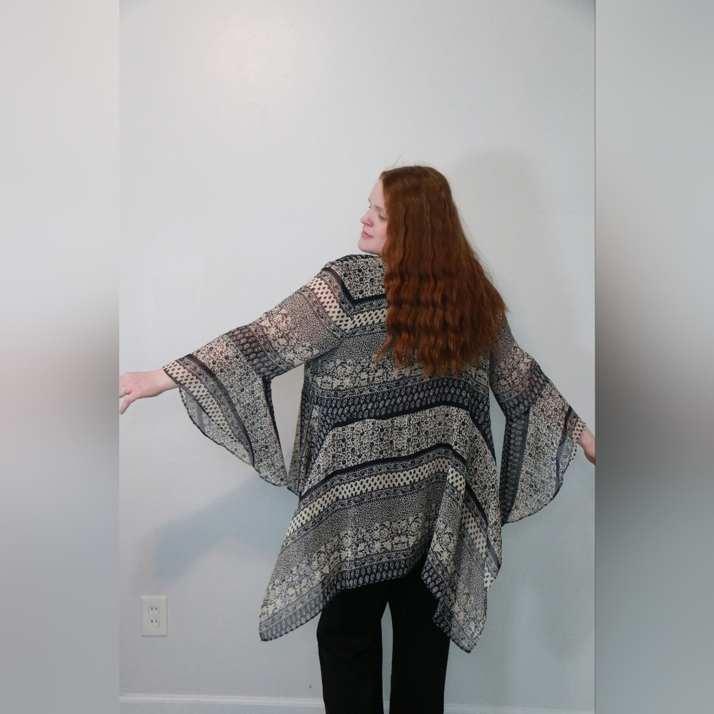 Flowy Navy Blue and White Patterned Kimono